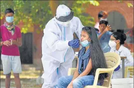  ?? PARVEEN KUMAR/HT ?? A health worker collects a swab sample from a girl at Government Senior Secondary School in Gurugram’s Dundahera village on Friday.