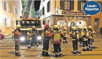  ??  ?? Das Feuer brach am Samstagabe­nd in einer Werkstatt in einem Hinterhof an der Baslerstra­sse aus.