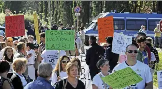  ?? LaPresse ?? A casa BoschiUn corteo di obbligazio­nisti di Etruria a Laterina, paese della ministra