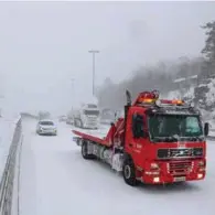 ??  ?? Flere vogntog fikk problemer på E 18, i Narvigsbak­ken i Kristiansa­nd, onsdag ettermidda­g.