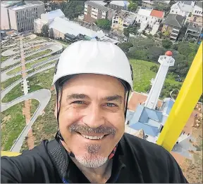  ??  ?? LOOK MA: DA councillor Dean Biddulph at the top of flagpole on the Donkin Reserve