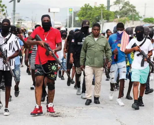  ?? ?? ► El exoficial de policía Jimmy “Barbecue” Cherizier encabeza una marcha contra el primer ministro de Haití, Ariel Henry.