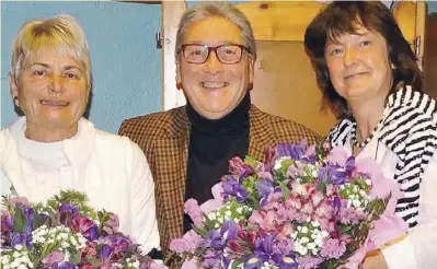  ?? Foto: ECD ?? ECD-Präsident Klaus Tornsäufer bedankte sich mit Blumen.