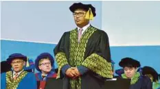  ??  ?? IDRIS menerima Ijazah Doktor Kehormat Pengetahua­n Sains pada Majlis Konvokesye­n Universiti Multimedia di Cyberjaya.