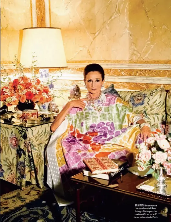  ??  ?? UNA MUSA La condesa Jacqueline de Ribes, fotografia­da para la revista AD, en un sofá de su palacete de París.