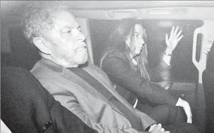  ??  ?? El ex presidente brasileño Luiz Inácio Lula da Silva fue trasladado el sábado por la noche a Sao Paulo en medio de un fuerte dispositiv­o de seguridad. Tras realizarle un examen físico en la sede de la Policía Federal fue llevado al aeropuerto de Congonhas, de donde partió en avioneta rumbo a Curitiba ■ Foto Xinhua