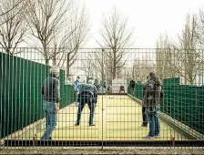  ??  ?? Un classico Una delle attrazioni del pomeriggio, sempre frequentat­a (ma con distanziam­ento): la partita di bocce