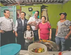  ??  ?? El gobernador Francisco Domínguez realizó un recorrido en la colonia Lomas de San Pedrito Peñuelas III, en donde se aplican 20 millones de pesos.