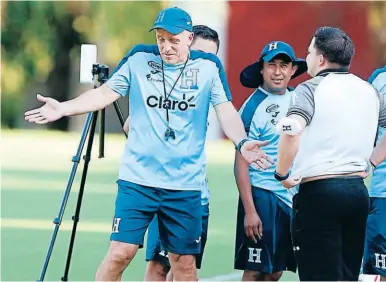  ?? ?? TRANQUILO. Fabián Coito charla con sus compañeros de cuerpo técnico en el entrenamie­nto de ayer.