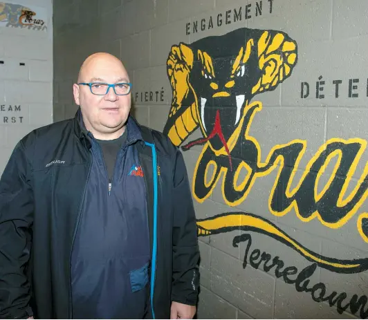  ??  ?? Directeur-général et entraîneur des Cobras, Robert Dubuc croit que ses protégés pourraient en surprendre plusieurs au tournoi de la Coupe Banque Royale qui bat son plein à Cobourg, en Ontario.