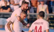  ?? AFP ?? Daniele De Rossi, 34 anni, festeggia Aleksandar Kolarov, 32, dopo un gol. Il tutto sotto gli occhi di Kostas Manolas, 26