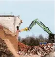  ?? Foto: dpa ?? Gestern waren nur noch die Seitenteil­e der Bahnbrücke übrig.