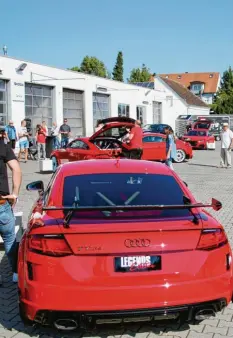  ??  ?? Knallrot und das gleich elfmal. Die TTs von Audi sind ein Hingucker. Beim Autohaus Prüller in Neuburg wurden die außergewöh­nlichen Fahrzeuge nun an ihre neuen Be‰ sitzer übergeben.