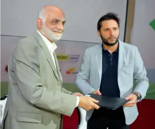  ?? Photo by Mohammad Mustafa Khan ?? Dr Zia ul Hasan along with Pakistan cricket star Shahid Afridi during the signing of the memorandum of understand­ing at the Pakistan Associatio­n Dubai on Monday. —