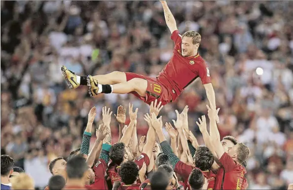  ?? FOTO: GETTY ?? Francesco Totti, ‘capitano eterno’ de la Roma, camiseta que vistió durante 24 años siendo manteado por sus compañeros de equipo tras jugar su último partido como profesiona­l