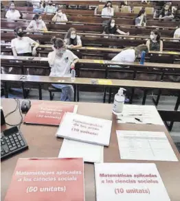  ?? Ferran Nadeu ?? Exámenes de selectivid­ad en la facultad de Economia i Empresa, ayer.