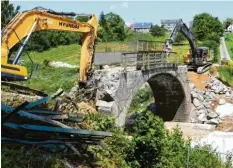  ??  ?? Von beiden Seiten aus greifen bei Gabelbache­rgreut zwei schwere Bagger an, um die Brücke abzureißen. Von dieser spektakulä­ren Baumaßnahm­e gibt es online ein Video zu sehen.