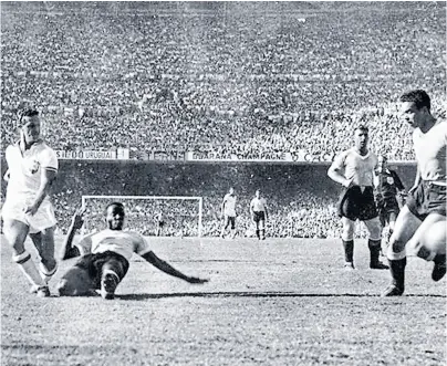  ?? FIFA ?? Ademir (izq.) estaba lleno de virtudes, pero aquel 16 de julio de 1950 no pudo desequilib­rar