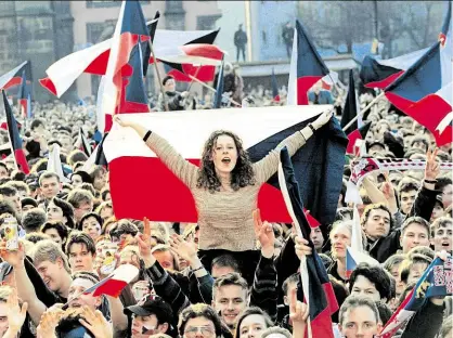  ?? Foto: David Neff, MAFRA ?? Plné náměstí Na Staroměsts­kém náměstí v Praze čekaly na příjezd hokejistů desetitisí­ce lidí v dresech či s vlajkami. V televizi jej sledovalo rekordních 4,6 milionu diváků.