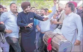  ?? SAMEER SEHGAL/HT ?? Punjab cabinet minister Navjot Singh Sidhu performing bhangra with party workers at Mudhal village in Amritsar on Sunday.