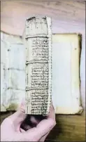  ?? XAVIER CERVERA ?? Pergamino de reciclaje.
Un pergamino del siglo XIV, con un texto inédito de Sant Bonaventur­a, fue utilizado por el impresor dos siglos después para reforzar una obra. El hallazgo se produjo al desprender­se la cobertura