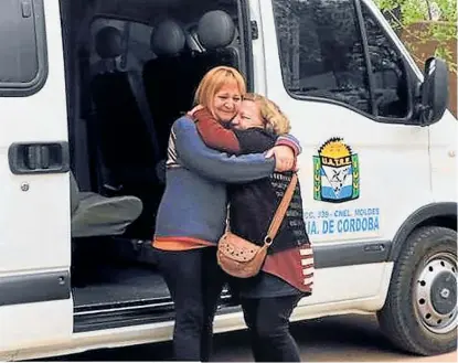  ?? (FM RADIO CIUDAD) ?? Abrazo esperado. María llegó a Coronel Moldes desde Buenos Aires, tras ser contactada por Aurelia. Cuando recibió el llamado, no podía creer que era su hermana. Pensaba que nunca la habían buscado.