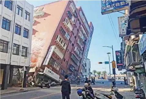  ?? FOTO: ?? TRAGEDIA. Varios edificios colapsaron en la ciudad oriental de Hualien; suspendier­on el servicio de trenes en toda la isla.
AP