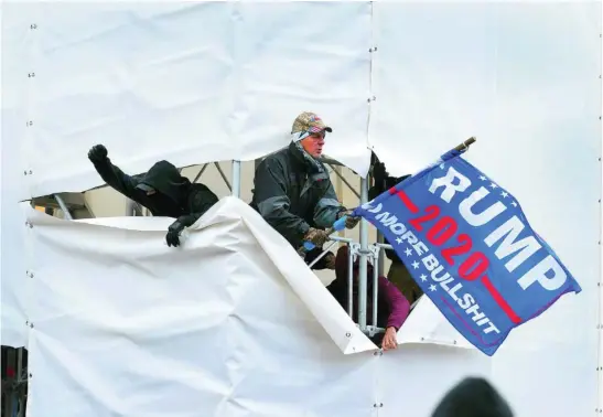  ?? AP ?? Un partidario de Donald Trump irrumpe en el Capitolio el pasado 6 de enero