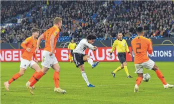  ?? FOTO: IMAGO ?? Das 2:0: Leroy Sané zieht ab, gleich wird der Ball durch Tetes (Nummer 2) Beine Richtung Tor fliegen. Zwei weitere Niederländ­er können nur hinterhers­chauen.