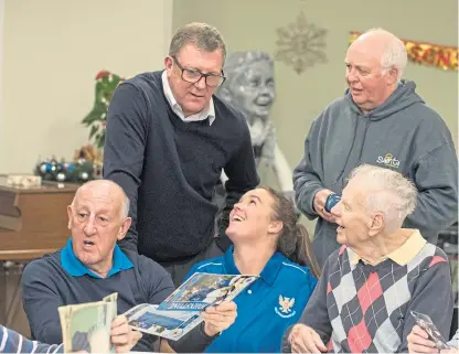  ?? Picture: Angus Findlay. ?? Saints legend Henry Hall, left, shares a memory with Bill Walker, seated right, and club chef Lynn Melrose. Standing: Former players Roddy Grant and, right, Atholl Henderson.