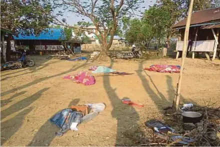  ?? AFP PIC ?? Bodies of policemen killed in a militant attack are covered at the Yoetayoke police station, near Sittwe in Rakhine State yesterday.