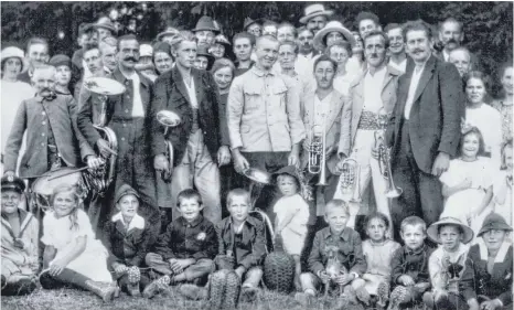  ?? FOTO: PRIVAT ?? Das älteste Foto der Stadtkapel­le Gammerting­en, das in der Ausstellun­g zu sehen ist, stammt aus dem Jahr 1905.