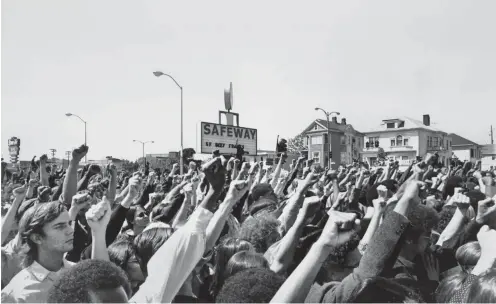  ?? Foto: imago/UIG ?? Eine Kundgebung der Black Panther, 1969 in Oakland (Kalifornie­n).