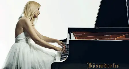  ??  ?? Volti Sopra, Valentina Lisitsa, pianista di origini ucraine è considerat­a la prima «YouTube star» della musica classica A sinistra Gábor Takács-Nagy, violinista e direttore d’orchestra che salirà sul podio