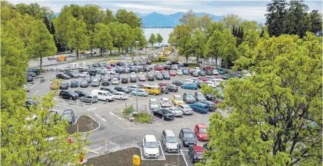  ?? FOTO: CF ?? Wie viele Autos künftig auf dem Karl-Bever-Platz parken sollen, bleibt im Stadtrat weiter umstritten. Die Mehrheit ist sich aber einig, dort ein Parkhaus oder Parkdeck zu errichten.