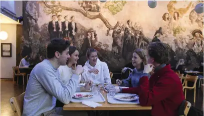  ?? FOTO: EMMA STRÖMBERG/SPT ?? Thomas Sjöberg (fr. v.), Lotta Arola, Linus Höglund, Maja Meurman och Pietari Matilainen, alla första årets studerande i samhällsve­tenskaper, äter lunch på Kåren. Eftersom restaurang­en ännu renoveras har festsalen förvandlat­s till lunchresta­urang. – De har ordnat det jättefint här, säger Lotta Arola.