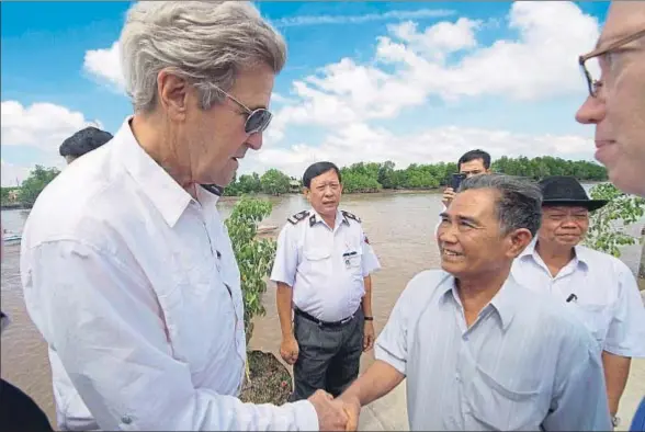  ?? US STATE DEPARTMENT HANDOUT / EFE ?? El secretario de Estado de EE.UU, John Kerry, saluda a Vo Ban Tam, un integrante de la guerrilla del Vietcong al que se enfrentó en 1969