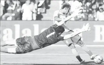  ??  ?? Bolivia v Brazil, Hernando Siles Stadium, La Paz, Bolivia - Neymar of Brazil and goalkeeper Carlos Lampe of Bolivia in action (REUTERS/David Mercado)