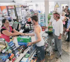  ??  ?? Residentes de Florida durante sus víveres en una gasolinera luego del paso de la tormenta. /GETTY IMAGES