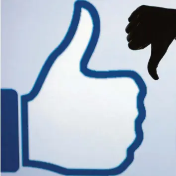  ?? Fotos: Jens Büttner, dpa; Robert Winter ?? Das Daumen-hoch-Symbol von Facebook ist weltweit bekannt. Doch seine Verwendung ist umstritten: Zahlreiche Nutzer machen sich abhängig von der Zustimmung, die sie auf ihre Beiträge erhalten.