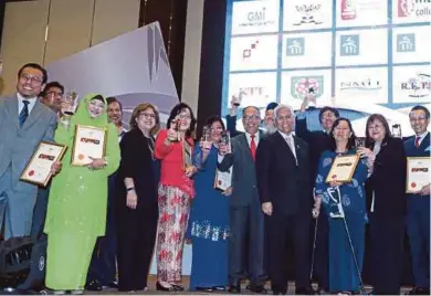  ?? BADRI SAALI
PIC BY MOHAMAD SHAHRIL ?? Idris Jusoh (centre), Datuk Mary Yap Kain Ching (sixth from right), MOHE secretary general Tan Sri Dr Noorul Ainur Mohd Nur (fourth from left) and MOHE director general Datin Paduka Dr Siti Hamisah Tapsir (fourth from right) taking a group photo with...