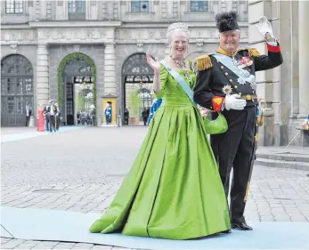  ?? FOTOS: DPA ?? Königin Margrethe II von Dänemark und Prinzgemah­l Henrik bei der Hochzeit von Kronprinze­ssin Victoria im Juni 2010 in Stockholm. Heute feiern sie ihre eigene Vermählung.