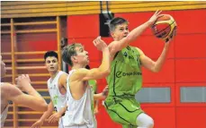  ?? SZ-FOTO: MAS ?? Die NBBL-Mannschaft aus Urspring (hier Franklyn Aunitz, beim Wurf) verlor sein Heimspiel gegen den Tabellenna­chbarn Karlsruhe.