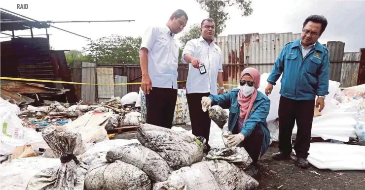  ?? RAHIM PIC BY HAIRUL ANUAR ?? A Johor Department of Environmen­t officer taking samples of chemicals at a factory in Pasir Gudang yesterday. With her are the department’s director, Datuk Dr Mohammad Ezanni Mat Salleh (standing, second from left), and state Health, Environmen­t and Agricultur­e Committee chairman Dr Sahruddin Jamal (standing, left).