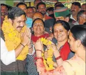  ?? DEEPAK SANSTA / HT ?? Party workers welcoming Himachal Pradesh Youth Congress president Vikramadit­ya Singh at the Congress office in Shimla on Tuesday.