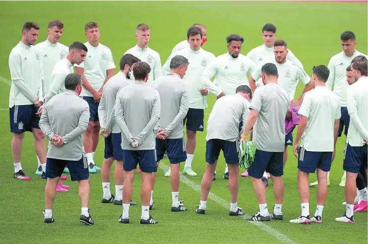  ??  ?? Los jugadores de la selección reciben instruccio­nes de Luis Enrique en el último entrenamie­nto en Las Rozas