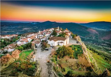  ?? ?? Outro Alentejo Das muralhas da vila tem-se a melhor vista para a diversidad­e paisagísti­ca do Parque Natural da Serra de São Mamede