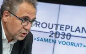  ?? © JORIS HERREGODS ?? Antwerps schepen en voorzitter van de Vervoerreg­io Antwerpen onderteken­de mee het Routeplan 2030.