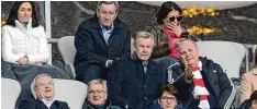  ?? Foto: Andreas Gebert, dpa ?? Erlauchte Runde auf der Tribüne: Martin Winterkorn (unten links) und Rupert Stadler als Zuschauer bei einem Bayern Spiel, in unmittelba­rer Nähe zu Bayern Präsident Uli Hoeneß (zweite Reihe rechts).