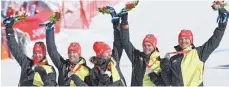  ?? FOTO: FABRICE COFFRINI/AFP ?? Ende gut, Medaille silbern: Emma Aicher, Julian Rauchfuss, Lena Dürr, Alexander Schmid und Linus Strasser (von links).